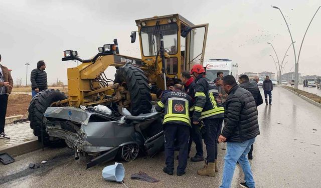 Elazığ'da Korkunç Kaza: Otomobil Greyderin Altında Kaldı