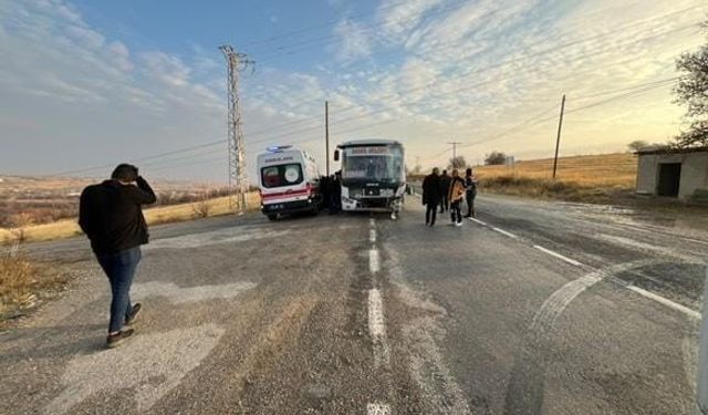 Elazığ’da Otobüs ile Kamyonet Çarpıştı: 4 Yaralı