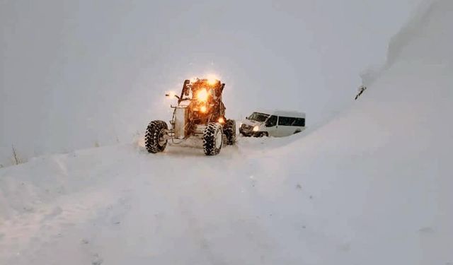 Erzincan’da Kar Yağışı Nedeniyle Kapalı Köy Yollarında Çalışmalar Başlatıldı