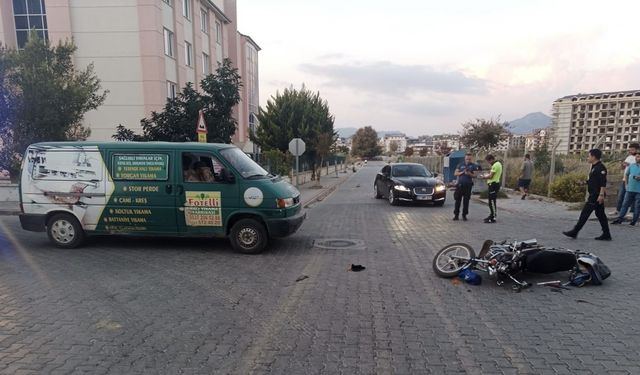 Gazipaşa’da Motosiklet ile Panelvan Minibüs Çarpıştı: 1 Yaralı