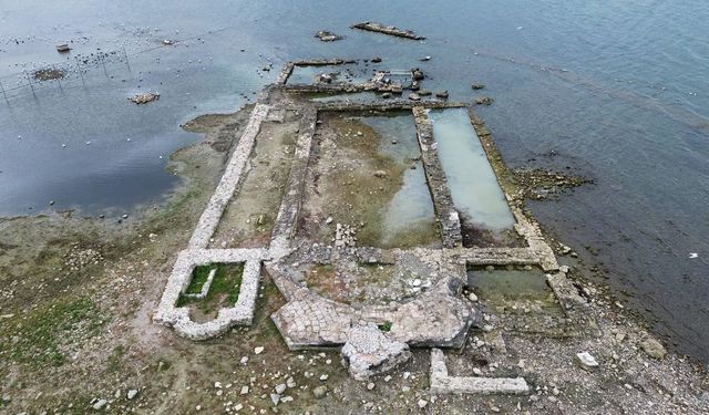 İznik Gölü'ndeki 2 Bin Yıllık Bazilika Kuraklıkla Ortaya Çıktı!