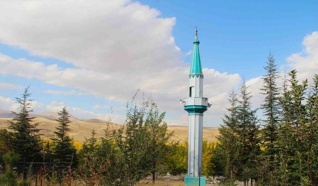 Kahramanmaraş’ta Depremde Yıkılan Caminin Minaresi Ayakta Kaldı