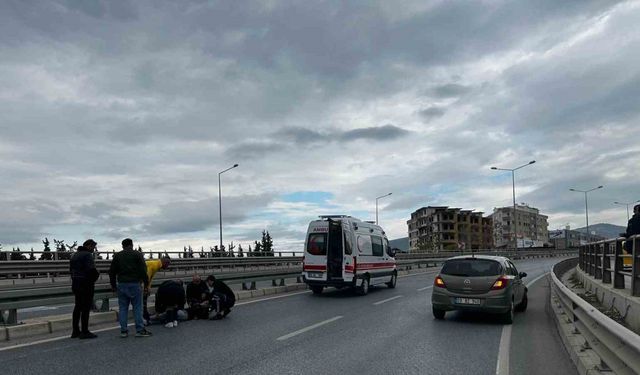 Kuşadası’nda Kamyonetin Sıkıştırdığı Motosiklet Devrildi