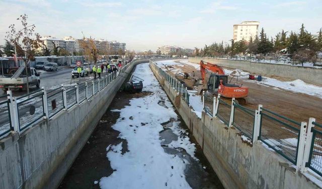 Malatya'da Otomobil Sulama Kanalına Uçtu: Sürücü Yaralandı