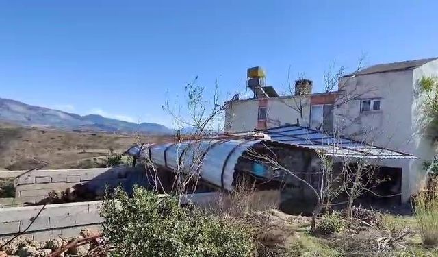 Manavgat’ta Şiddetli Fırtına Odunluk ve Hayvan Çadırını Uçurdu