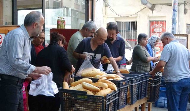 Mersin’de Fırıncılar Arası Rekabet, 4 TL’lik Ekmek Kuyruğuna Neden Oldu