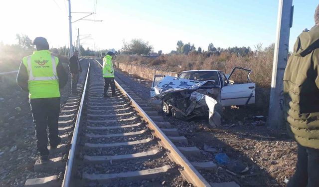 Mersin'de Hemzemin Geçitte Tren Otomobile Çarptı