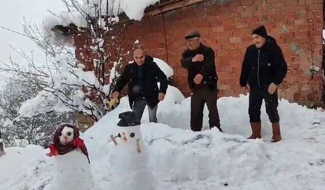 Tokat’ta Kardan Adam Yapıp Halay Çektiler