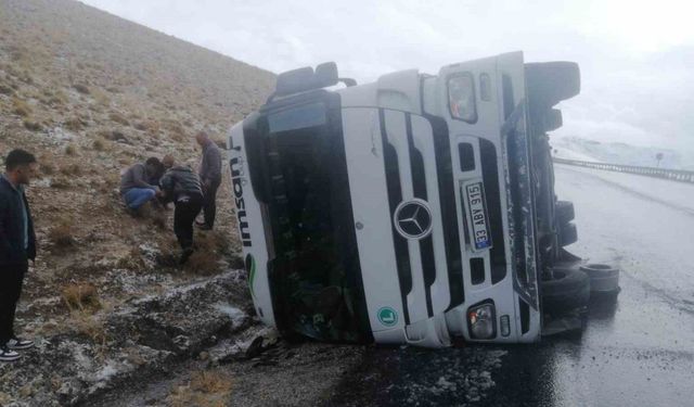 Van'da Virajı Alamayan Tır Devrildi: 1 Yaralı