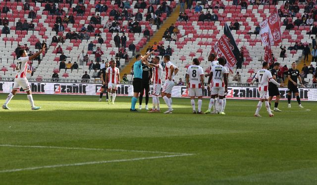 Sivasspor'da 16 Futbolcu 31 Sarı 3 Kırmızı Kart Gördü