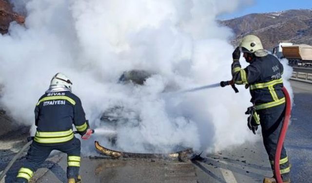 Sivas’ta Seyir Halindeki Otomobil Yanarak Kullanılamaz Hale Geldi