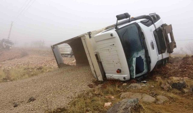 Adıyaman’da Hafriyat Kamyonu Devrildi: 1 Yaralı