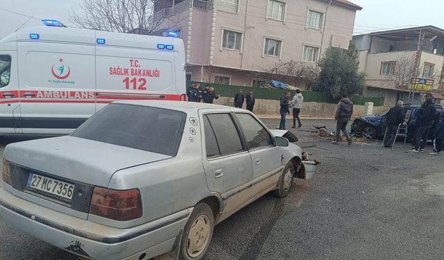 Adıyaman’da İki Otomobilin Çarpışması Sonucu 2 Kişi Yaralandı