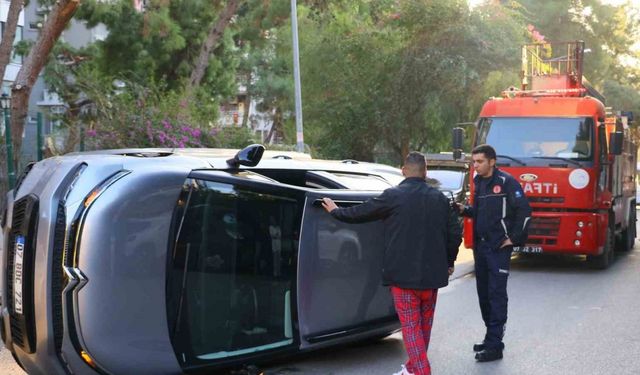 Antalya’da Park Halindeki Araçlara Çarpan Araç Takla Attı, Sürücü Kaçtı