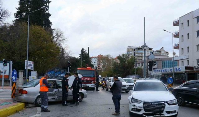 Antalya'da Sola Dönüş Yasağını İhlal Edip Kaza Yapan Sürücü Yaralandı