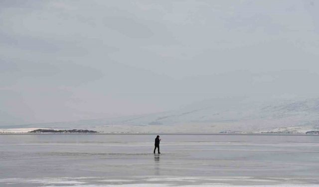 Ardahan'da Soğuk Hava Aktaş Gölü'nü Dondu