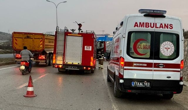 Bilecik'te Kamyonet Kırmızı Işıkta Bekleyen Otomobile Çarptı: 2 Yaralı