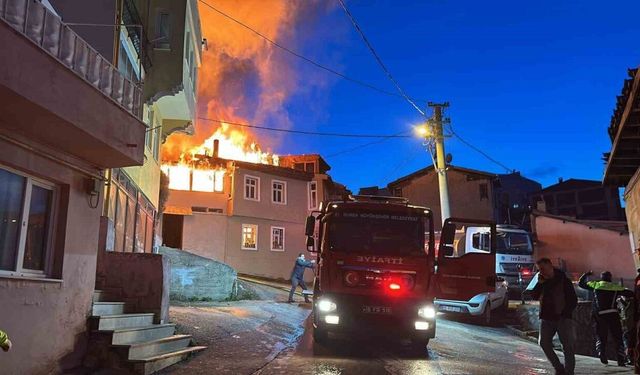 Bursa’nın Mudanya İlçesinde Çıkan Yangın 3 Evi Kül Etti