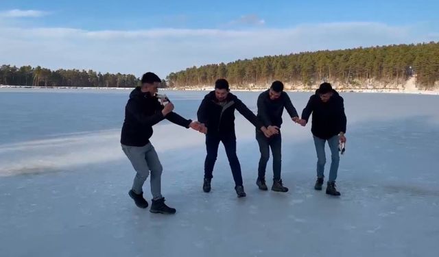 Buzun Üstünde Horon Oynayarak Soğuk Havanın Tadını Çıkardı