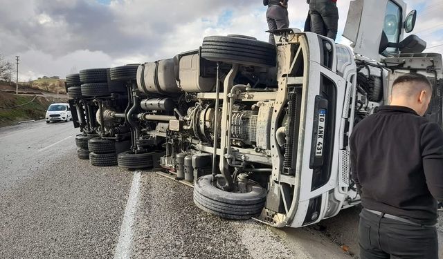 Denizli’de Yağış Sonrası Tır Devrildi, Sürücü Yaralandı