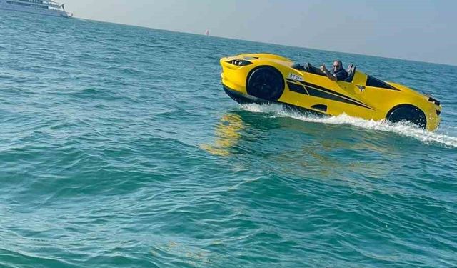 Dubai’de Ferrari Görünümlü Jet Ski Eğlencesi Dikkat Çekti