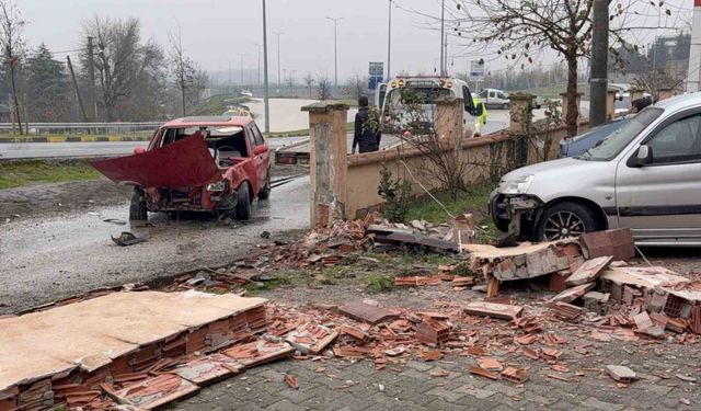 Düzce’de Kontrolden Çıkan Otomobil Bahçe Duvarını Yıktı: 5 Yaralı