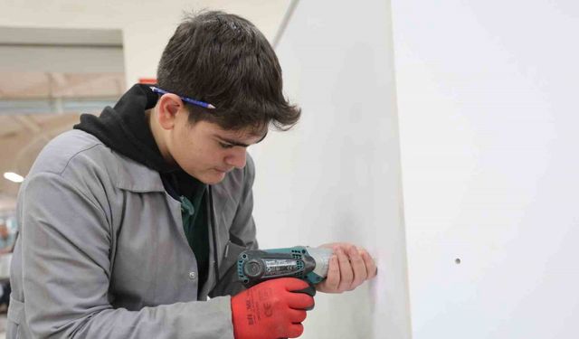 Elazığ Mesleki ve Teknik Anadolu Lisesi Öğrencileri Hem Öğreniyor Hem Kazanıyor