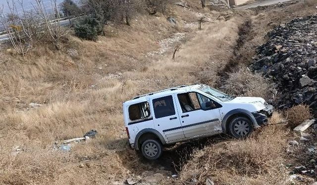 Elazığ’da Hafif Ticari Araç Şarampole Yuvarlandı: 2 Yaralı