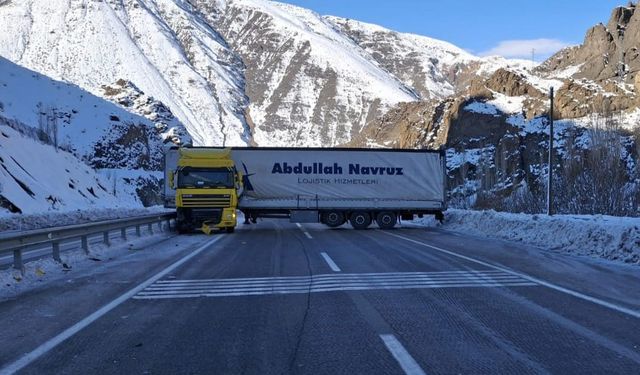 Erzurum-Artvin Karayolu Oltu Viyadüğü'nde Dördüncü Kaza!