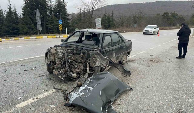 Eskişehir’de Kavşakta Kaza: 1 Yaralı, 2 Araç Kullanılamaz Hale Geldi