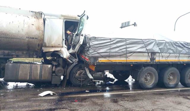 Hatay Erzin’de Trafik Kazası: Tır Sürücüsü Yaralandı