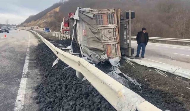 Havza'da Kömür Yüklü Tırın Devrilmesi Sonucu Kaza: Sürücü Yaralandı