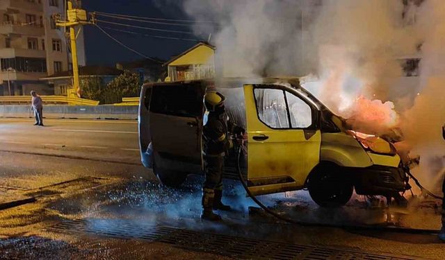 Karamürsel’de Balık Yüklü Araç Alev Topuna Döndü