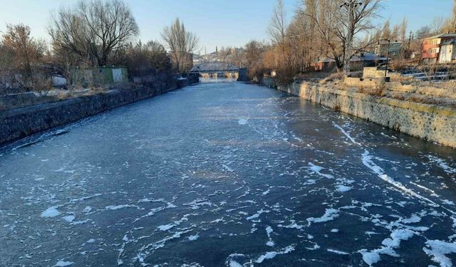 Kars’ta Hava Sıcaklığı Eksi 12’yi Gördü, Her Yer Buz Tuttu