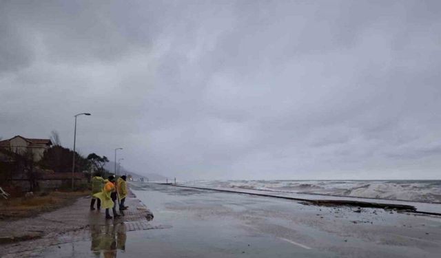 Kastamonu Cide’de Dev Dalgalar Sahili Dövdü, Yol Taşan Deniz Suyuyla Hasar Gördü