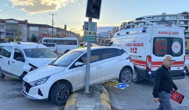 Kocaeli Kartepe’de Trafik Kazası: 3 Yaralı