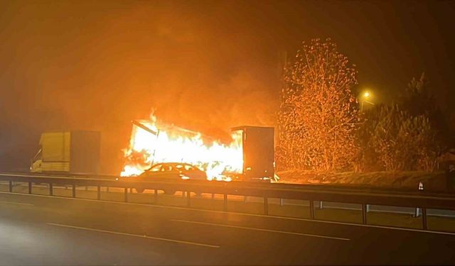 Kocaeli'de Seyir Halindeki Tır Alev Alev Yandı