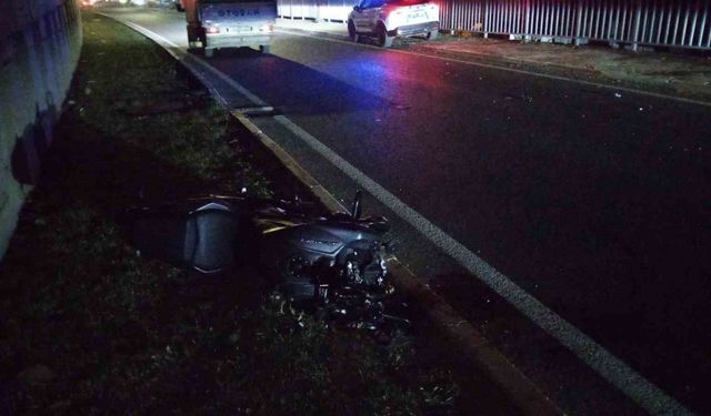 Kontrolden Çıkan Motosiklet İkiye Bölündü: Sürücü Ağır Yaralı