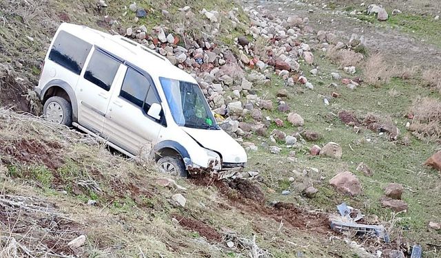 Konya'da Korkunç Kaza: Hafif Ticari Araç Şarampole Yuvarlandı!