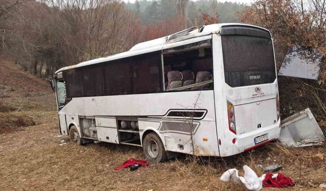 Kütahya’da Servis Aracı Şarampole Devirdi: 1 Ölü, 8 Yaralı