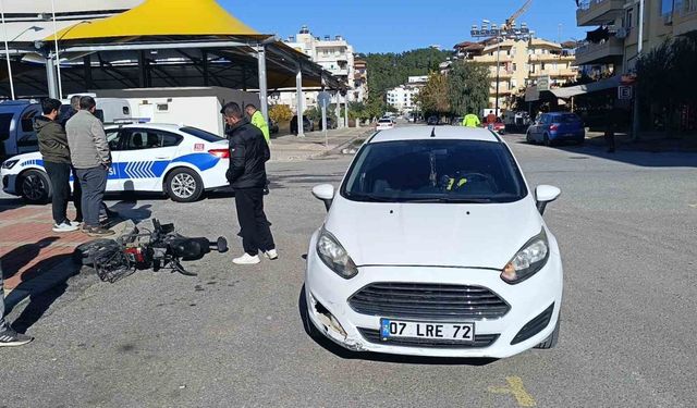 Manavgat’ta Otomobilin Çarptığı Elektrikli Bisiklet Sürücüsü Yaralandı