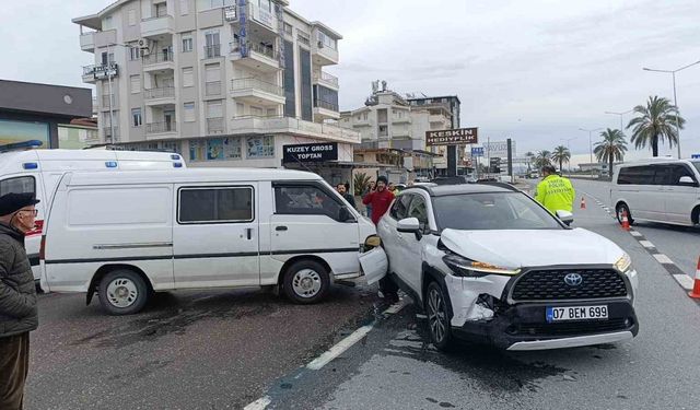 Manavgat’ta Trafik Kazası: Kamyonet Sürücüsü Yaralandı