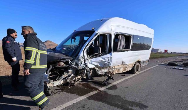 Mardin Derik’te Öğretmen Servisi ile Otomobil Çarpıştı: 12 Yaralı