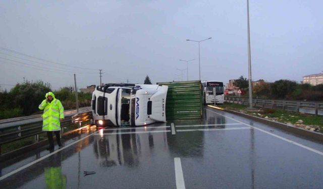 Mersin Silifke’de Tır Devrildi, Sürücü Yaralandı