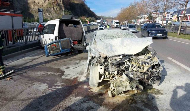 Samsun’da Lastiği Patlayan Araca Arkadan Çarpan Otomobil Hurdaya Döndü: 1 Yaralı