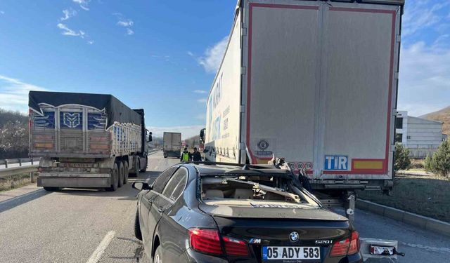 Samsun’da Lüks Otomobilin Tıra Çarpması Sonucu Sürücü Yaralandı