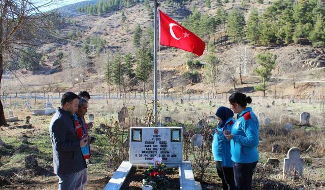 Şehit Kabirlerine Bakım Yapıldı, Türk Bayrakları Yenilendi