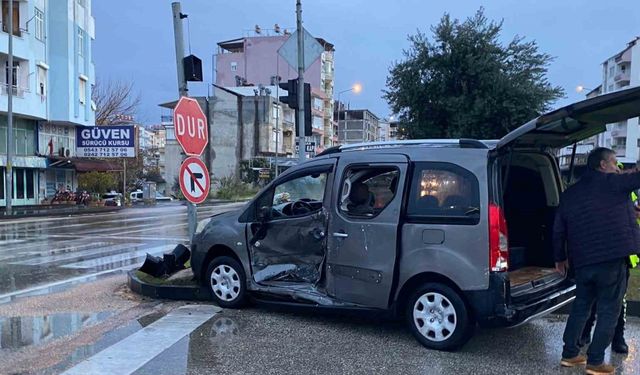 Serik’te Ticari Araç ile Minibüs Kavşakta Çarpıştı