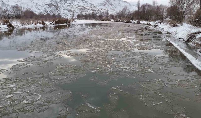 Sivas'ta Soğuk Hava Kızılırmak'ta Buz Adacıkları Oluşturdu