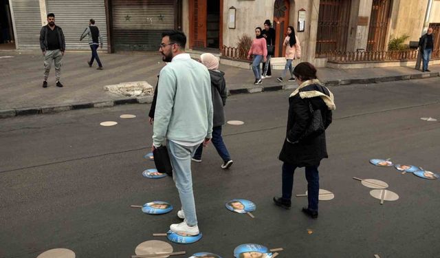 Suriye’de Esad’ın Fotoğrafları Çöplere Atıldı, Posterler Ayaklar Altında Kaldı